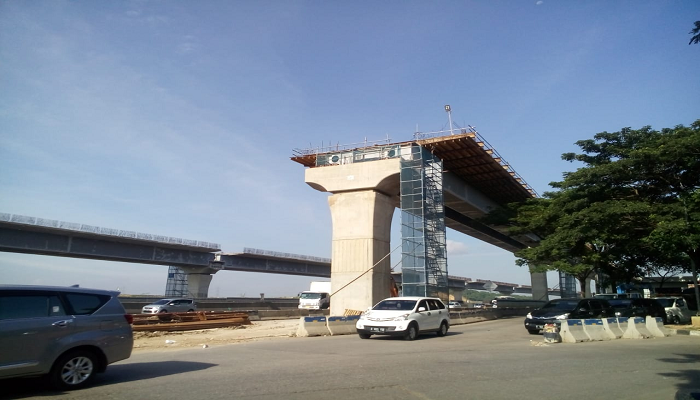 Proyek LRT di KM 39 Tol Jakarta Cikampek. Foto: Islampos