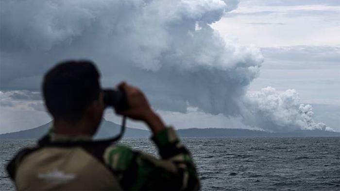 ABK KRI Torani 860 meneropong proses erupsi Gunung Anak Krakatau saat berlayar di Selat Sunda, Lampung, Selasa (1/1/2019). Foto: ANTARA