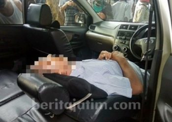Mayat dalam mobil. Foto: Berita Jatim