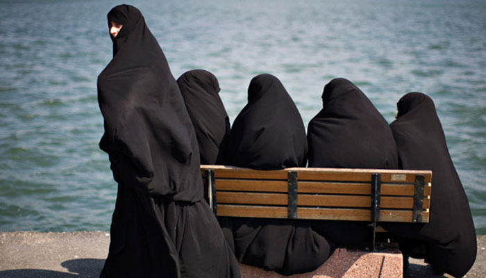 Pengertian Ghibah dan 8 Cara Menghindarinya 3 pakaian wanita, ghibah