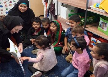 Foto: Jacinda Ardern membacakan Caterpillar Very Hungry kepada anak-anak di Pusat Pendidikan dan Perawatan Anak Au-Nur di Dunedin Selatan. Foto: ODT/About Islam