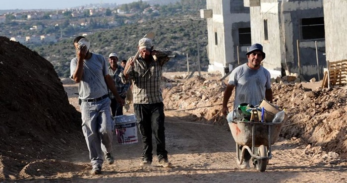 Para pekerja Palestina di Israel. Foto: Palinfo
