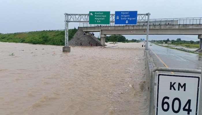 Banjir di Tol Madiun