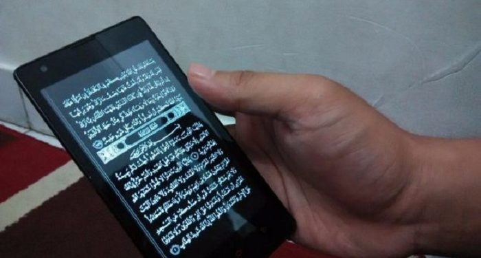 Membaca Al-Quran dengan HP, Apakah Pahalanya Berkurang?Â 