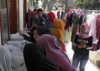 Warga Bandung gelar bazar baju bedug bagi fakir miskin. Foto: Saifal/Islampos