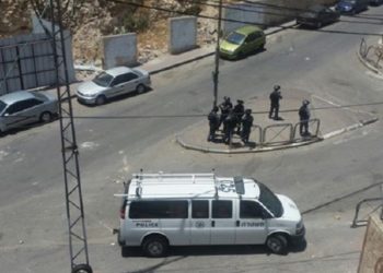 Tentara Israel blokade jalan warga Palestina. Foto: Maan