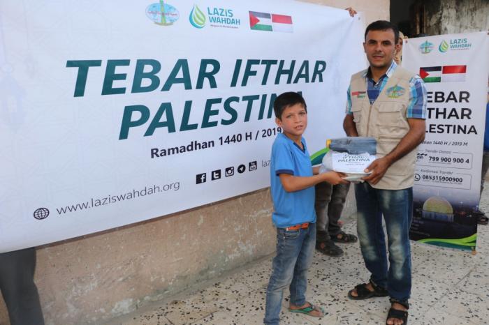 LAZIS Wahdah mewakili aspirasi masyarakat Indonesia tetap berkomitmen membantu warga Palestina. Foto: Rhio/Islampos