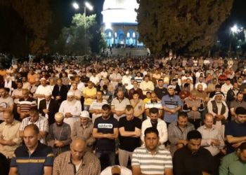 Ribuan orang shalat tarawih di Al-Aqsha. Foto: Palinfo