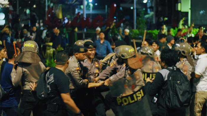 Polisi bubarkan paksa Massa Aksi di Depan Bawaslu. Foto: Tirto
