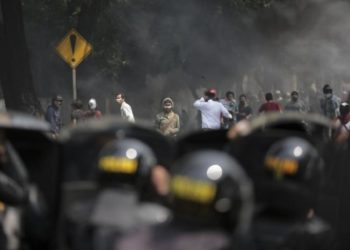 Kerusuhan antara petugas kepolisian dengan massa aksi di kawasan Petamburan slipi, Tanah Abang. Foto: Aktual