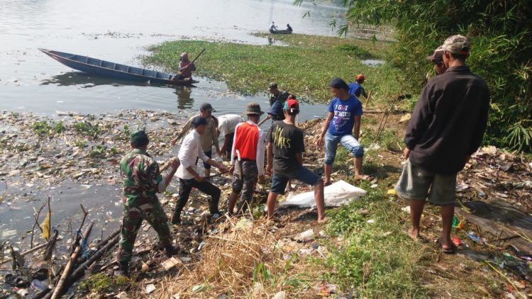 Warga bersama aparat TNI bersihak Sungai Citarum. Foto: Saifal/Islampos