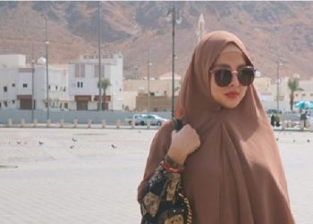 Thya Sethya saat menunaikan Ibadah Umrah. Foto: Instagram Thya Sethya