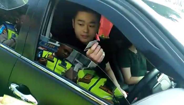 Pria bawa Fortuner berpelat dinas Polri ditilang di kawasan Puncak. Foto: Detik