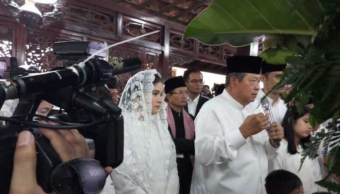 SBY saat jenazah Ani Yudhoyono dipindahkan ke pendopo Cikeas. Foto: Detik