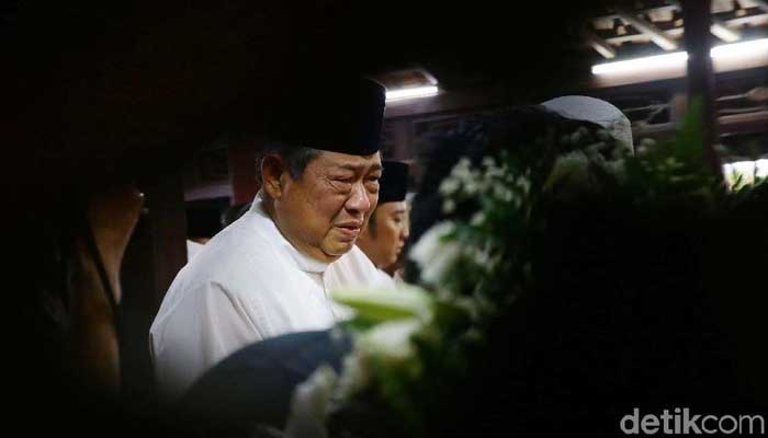 SBY tengah berduka atas wafatnya sang istri. Foto: Detik