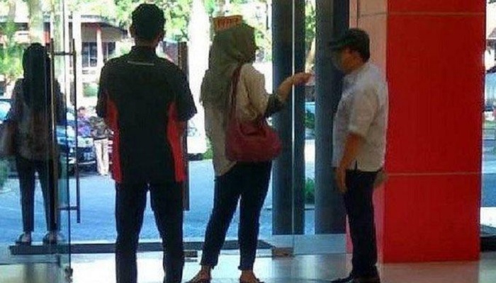 Foto Setnov saat plesiran di toko Bangunan di Padalarang, Bandung Barat. Foto: Tribunnews