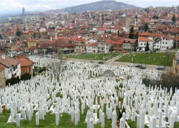 Sebuah kompleks pemakaman di Bosnia. Foto:  dailysabah