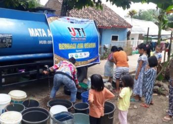 IJTI serahkan bantuan 5 ribu liter air bersih. Foto: Saifal/ Islampos