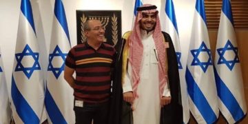 Mohammed Saud bersama sponsornya  saat berkunjung ke Israel. Foto: Middle East Eye