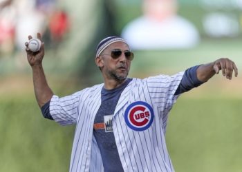 Rami Nashshibi melakukan lemparan pertama pada pertandingan Chicagi Cubs. Foto: Chicagi Tribune