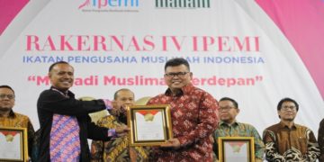 Direktur Utama Badan Amil Zakat Nasional (BAZNAS) RI M. Arifin Purwakananta menerima penghargaan TOP Eksekutif Muslim 2019. Foto:  Rhio/Islampos