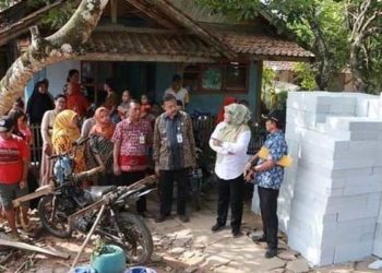 Bupati Pandeglang serahkan bantuan kepada guru yang tinggal satu atap dengan WC. Foto: Detik