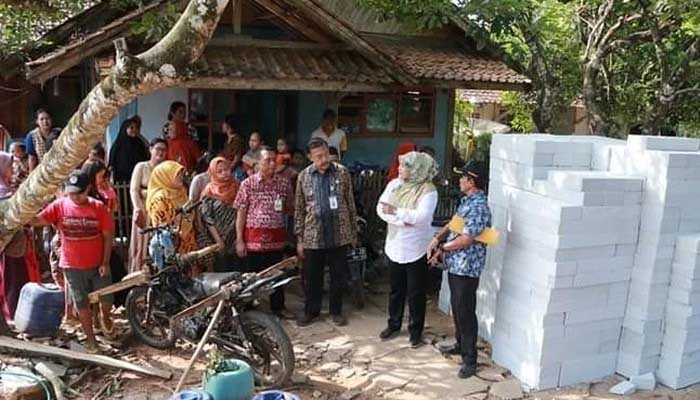 Bupati Pandeglang serahkan bantuan kepada guru yang tinggal satu atap dengan WC. Foto: Detik