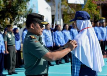 Komandan Kodim 0613 memberikan pendidikan karakter terhadapa siswa baru saat Masa Pengenalan Lingkungan Sekolah (MPLS). Foto: Saifal/Islampos