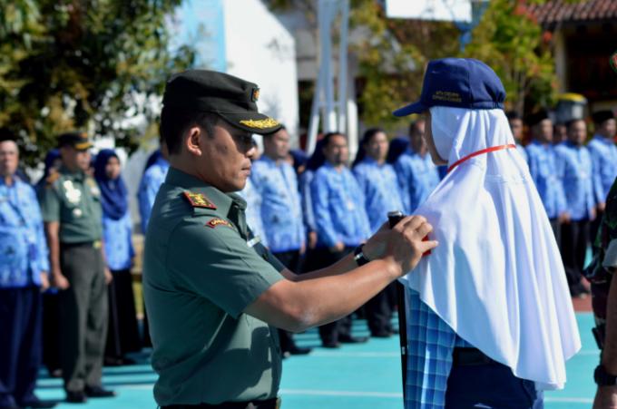 Komandan Kodim 0613 memberikan pendidikan karakter terhadapa siswa baru saat Masa Pengenalan Lingkungan Sekolah (MPLS). Foto: Saifal/Islampos