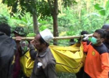 Proses evakuasi jenazah Thoriq Rizky Maulana. Foto: Kumparan