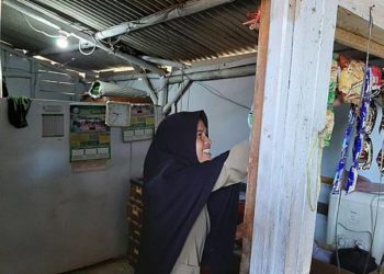 Nining Suryani (44) menunjukkan isi rumahnya yang menempati bagian toilet sekolah di SDN Karyabuana 3, Kecamatan Cigeulis, Kabupaten Pandeglang, Banten. Foto: Viva