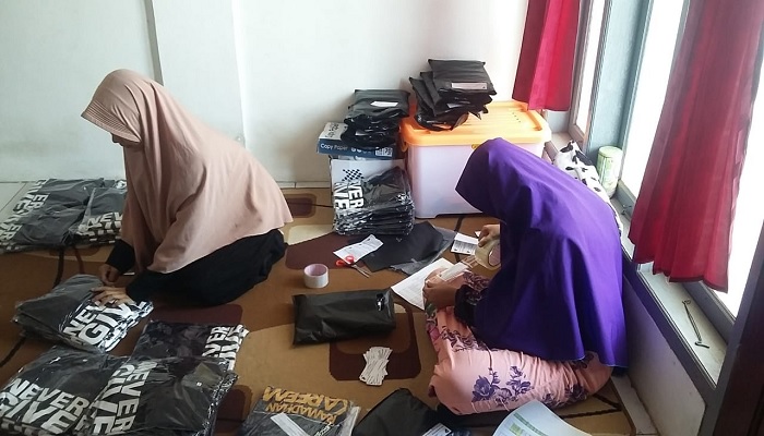 Proses Packing PO Kaos. Foto: Aldi/Islampos