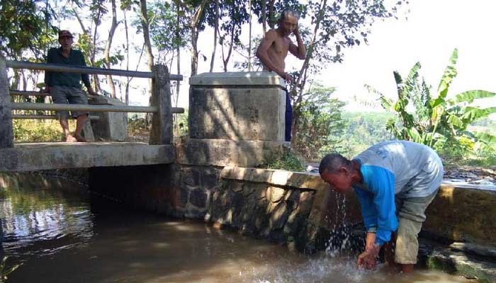 Warga Jepara Mandi di Saluran Irigasi. Foto: Detik