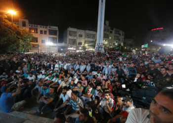 Ratusan warga Palestina menonton di layar lebar di pusat kota Ramallah pertandingan final sepak bola Piala Afrika antara Aljazair dan Senegal, yang berakhir dengan kemenangan Aljazair. Foto: Wafa