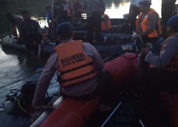 Tim SAR menyisir tempat jatuh pesawat di Sungai Cimanuk. Foto: Saifal/Islampos