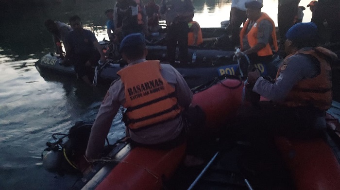 Tim SAR menyisir tempat jatuh pesawat di Sungai Cimanuk. Foto: Saifal/Islampos