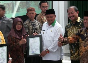 Wakil Gubernur Jawa Barat Uu Ruzhanul Ulum memberikan seritifikat halal. Foto: Saifal/ Islampos