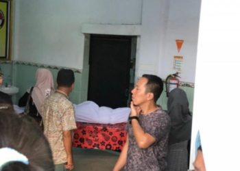 Jenazah Delwyn Berli Julindro (14) siswa SMA Taruna saat berada di kamar jenazah Rumah Sakit Bhayangkara Palembang. Foto: Detik Sumsel