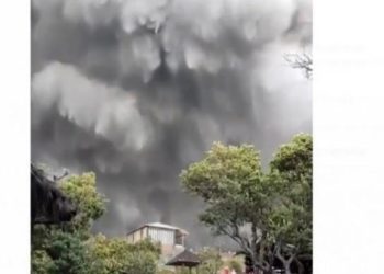 Gunung Tangkuban Perahu, Jawa Barat, erupsi pada hari Jumat (26/7/2019). Foto: Suara