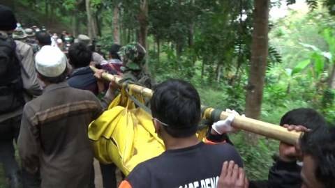 Ini Foto-foto Proses Evakuasi Jenazah Thoriq Rizky Maulidan 2 Ini Foto-foto Proses Evakuasi Jenazah Thoriq Rizky Maulidan 1