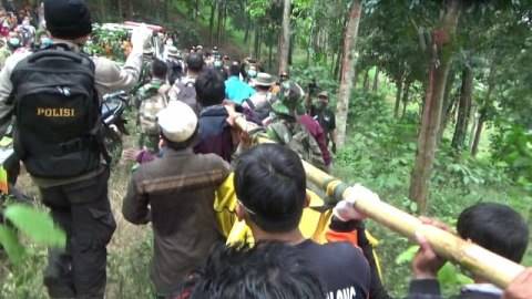 Ini Foto-foto Proses Evakuasi Jenazah Thoriq Rizky Maulidan 3 Ini Foto-foto Proses Evakuasi Jenazah Thoriq Rizky Maulidan 2