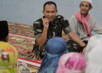 Prajurit TNI yang tergabung dalam Satuan Tugas Tentara Manunggal Membangun Desa (Satgas TMMD) ke-105 Kodim 0415/Batanghari tahun 2019 di Desa Ladang Peris, Kecamatan Bajubang, Kabupaten Batanghari, sudah 10 hari menempati rumah orang tua asuh masing-masing. Foto: Tribunnews
