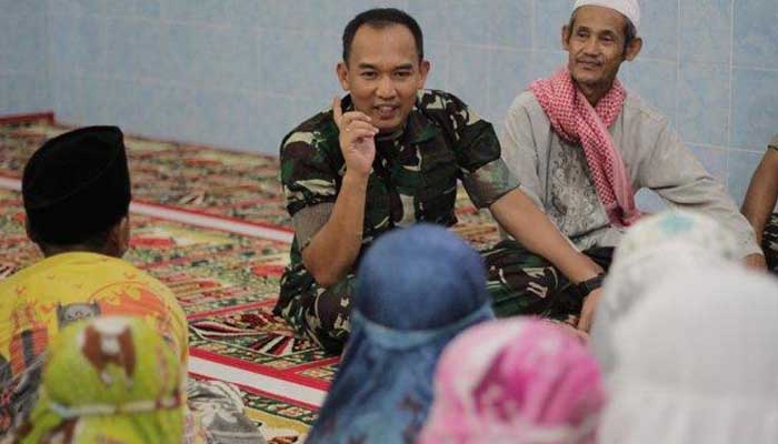 Prajurit TNI yang tergabung dalam Satuan Tugas Tentara Manunggal Membangun Desa (Satgas TMMD) ke-105 Kodim 0415/Batanghari tahun 2019 di Desa Ladang Peris, Kecamatan Bajubang, Kabupaten Batanghari, sudah 10 hari menempati rumah orang tua asuh masing-masing. Foto: Tribunnews