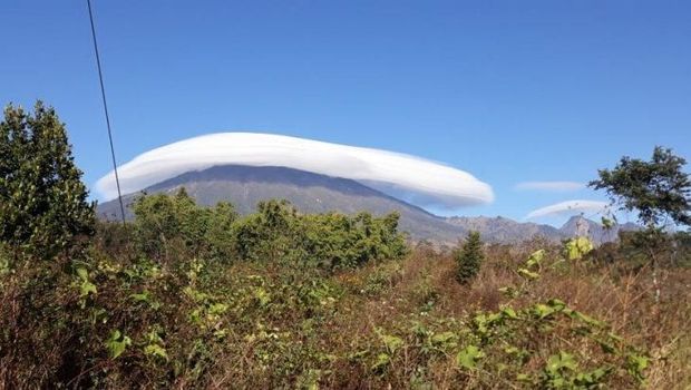 Masya Allah, Fenomena 'Topi Awan' Terjadi di Gunung Rinjani 1 Fenomena 'Topi Awan'