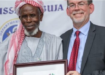 Abubakar Abdullahi terima Penghargaan Kebebasan Beragama Internasional. Foto:  BBC
