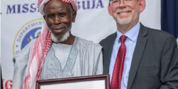 Abubakar Abdullahi terima Penghargaan Kebebasan Beragama Internasional. Foto:  BBC