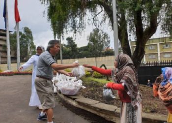 Duta Besar Republik Indonesia untuk Ethiopia, Djibouti dan Uni Afrika Al Busyra Basnur, ikut membagikan daging kurban kepada para warga miskin di Addis Ababa. Foto: KBRI