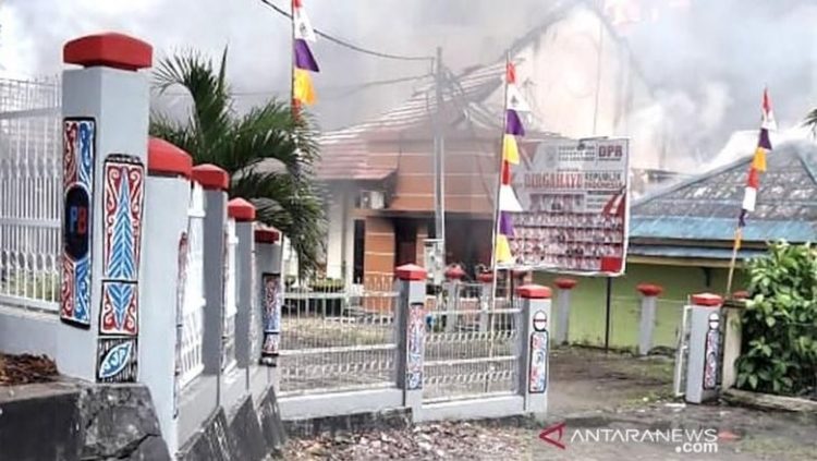 Gedung DPRD Papua Barat dibakar massa. zfoto: Detik