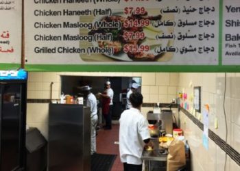 Bisnis kecil seperti restoran yang menyajikan makanan Yaman menggantikan restoran Polandia Amerika yang pernah mendominasi pusat Kota Hamtramck, Michigan. Foto: VOA