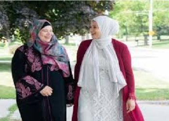 Marina Zaoaghi dan ibunya. Foto: Wisconsin Muslim Journal